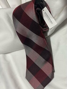 NWT Banana Republic Men's Red and Black Plaid Silk Tie